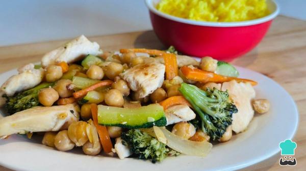 Receta de Garbanzos con pollo y verduras: saludable, fácil y reconfortante - Paso 7