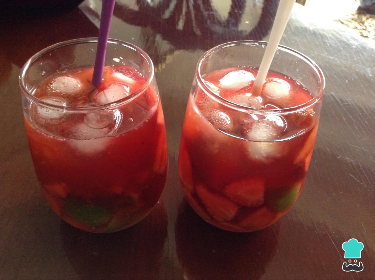 Mojito de fresa y limón refrescante