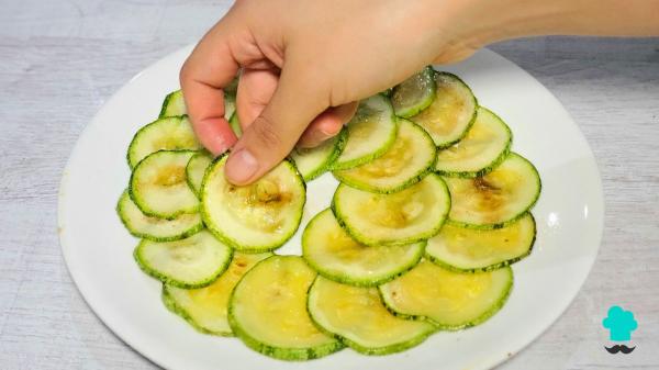 Receta de Carpaccio de calabacín con burrata y pesto: un entrante fresco, fácil y perfecto para el calor - Paso 3