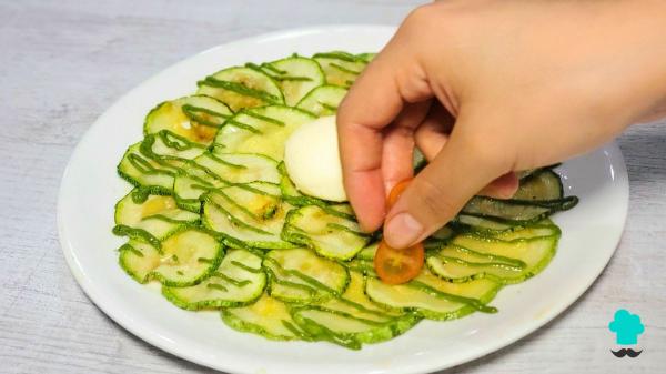 Receta de Carpaccio de calabacín con burrata y pesto: un entrante fresco, fácil y perfecto para el calor - Paso 6