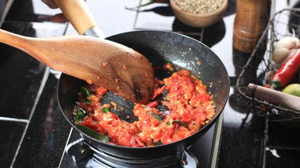 Los cocineros catalanes coinciden sobre el mejor sofrito: “No se hace a ojo, sino controlando las cantidades exactas de cada ingrediente y el tiempo” - El paso fundamental de Ferran Adrià para conseguir un sofrito perfecto