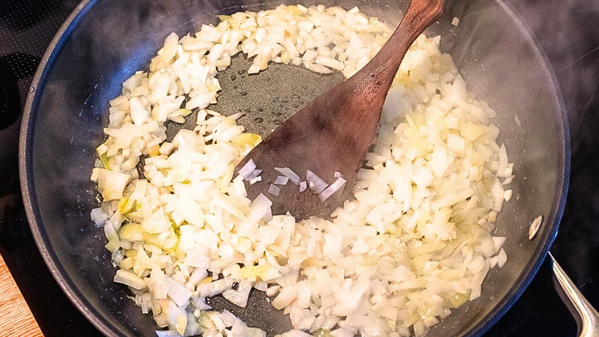 Los cocineros catalanes coinciden sobre el mejor sofrito: “No se hace a ojo, sino controlando las cantidades exactas de cada ingrediente y el tiempo”