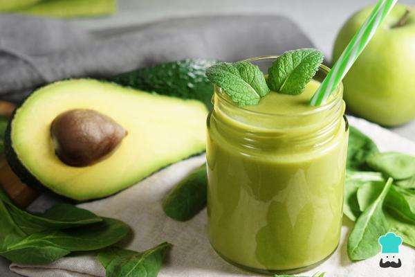 Licuados para aumentar masa muscular - Licuado verde con espinaca, plátano, aguacate y proteína vegetal