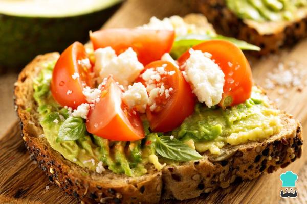 Desayunos mexicanos saludables - Tostadas con aguacate