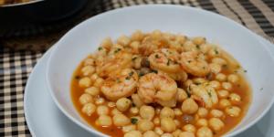 Receta de Garbanzos con langostinos de la abuela