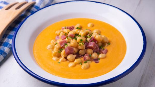 Marta Verona, chef: “Parece salmorejo, pero es una sopa fría más sana que se hace con 1 bote de garbanzos y pimientos del piquillo” - El truco de Marta Verona para conseguir una crema espesa sin usar pan: añadir garbanzos