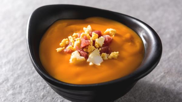 Marta Verona, chef: “Parece salmorejo, pero es una sopa fría más sana que se hace con 1 bote de garbanzos y pimientos del piquillo” - Paso a paso para hacer la sopa fría de Marta Verona en cinco minutos