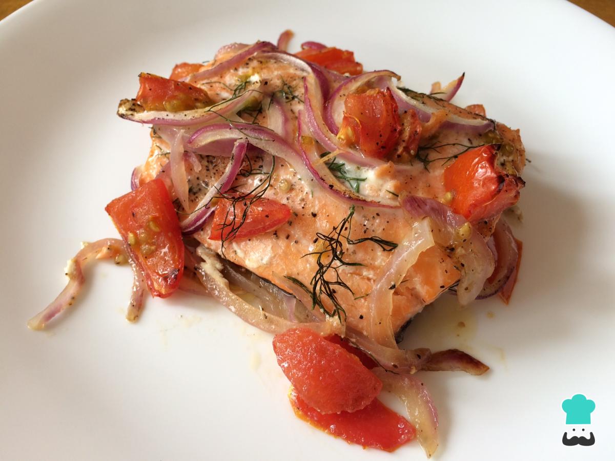 Receta de Salmón al horno con hinojo y tomate