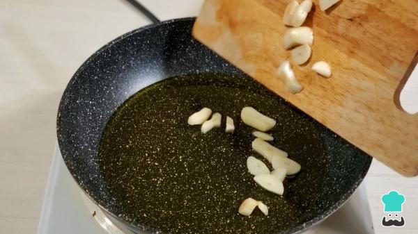 Receta de Cocochas de merluza al pil pil, el plato tradicional vasco paso a paso - Paso 1