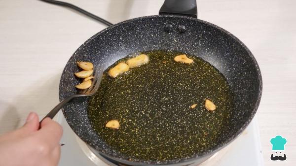 Receta de Cocochas de merluza al pil pil, el plato tradicional vasco paso a paso - Paso 2