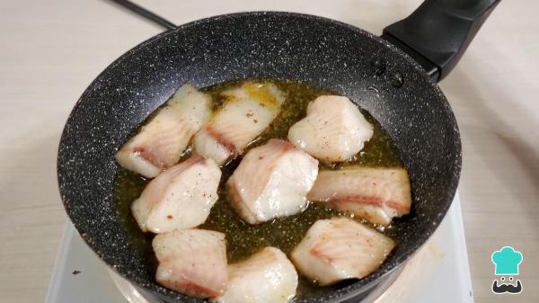 Receta de Cocochas de merluza al pil pil, el plato tradicional vasco paso a paso - Paso 3