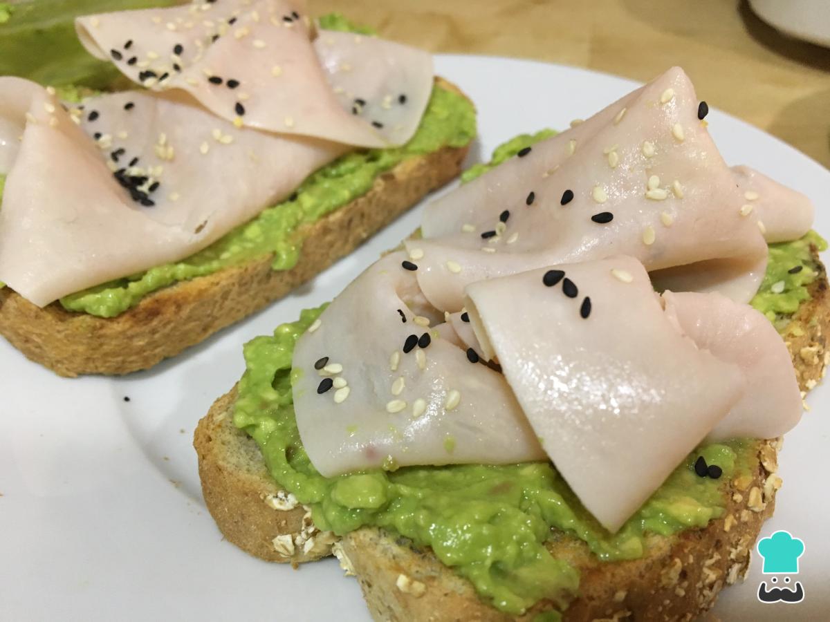Receta de Tostadas de aguacate y pavo