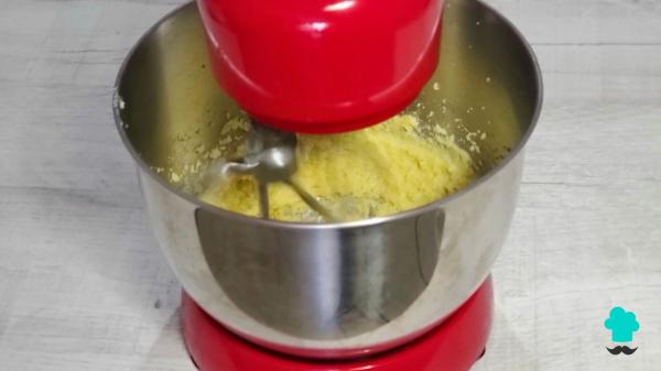 Receta de El bizcocho de naranja de la abuela que siempre queda tierno y esponjoso - Paso 1