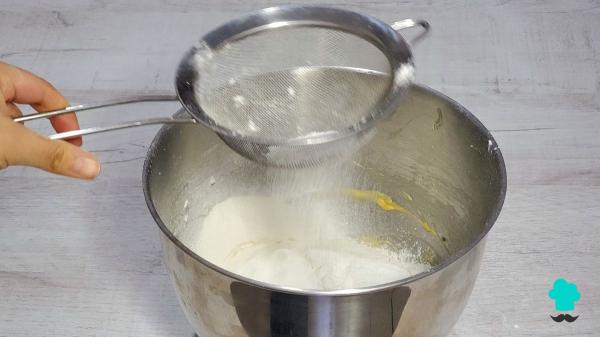 Receta de El bizcocho de naranja de la abuela que siempre queda tierno y esponjoso - Paso 4
