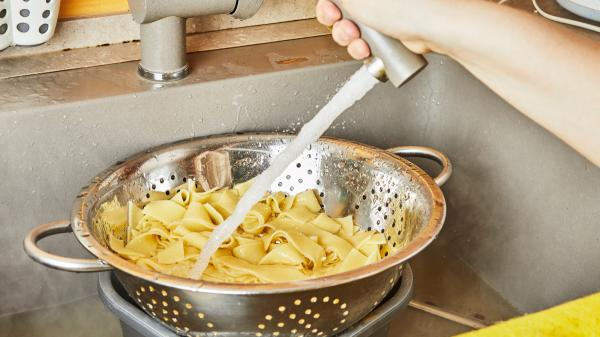 Los expertos en cocina italiana lo tienen claro: nunca enjuagues la pasta, salvo si vas a preparar este plato de verano - El almidón: el gran protagonista que explica por qué no debe lavarse la pasta