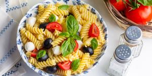Los expertos en cocina italiana lo tienen claro: nunca enjuagues la pasta, salvo si vas a preparar este plato de verano