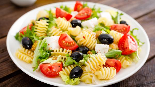 Los expertos en cocina italiana lo tienen claro: nunca enjuagues la pasta, salvo si vas a preparar este plato de verano - Por qué para una ensalada fresca sí conviene pasar la pasta por agua