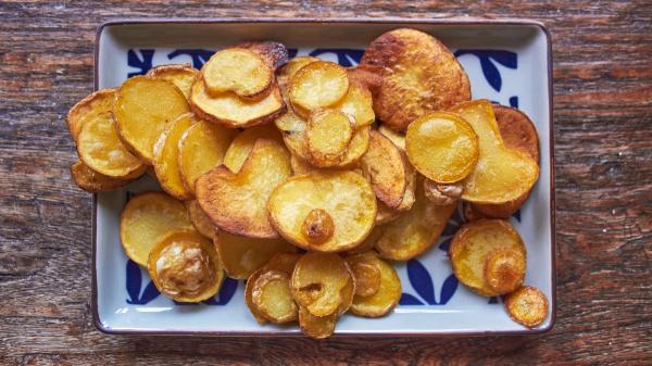 Felisa, abuela cocinera: “Las patatas más sabrosas no son las fritas, sino las guisadas con ajo, perejil y un buen chorro de coñac” - El secreto de las patatas a la importancia está en un paso que cambia por completo la receta