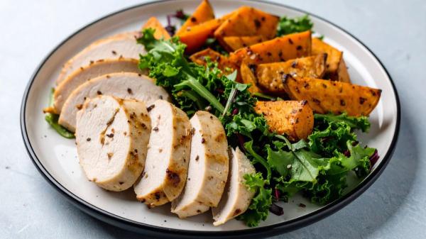 Menú diario de otoño: recetas fáciles de lentejas estofadas, pollo al horno con boniato y tarta de manzana - Segundo plato: pollo al horno con boniato, una combinación muy sabrosa