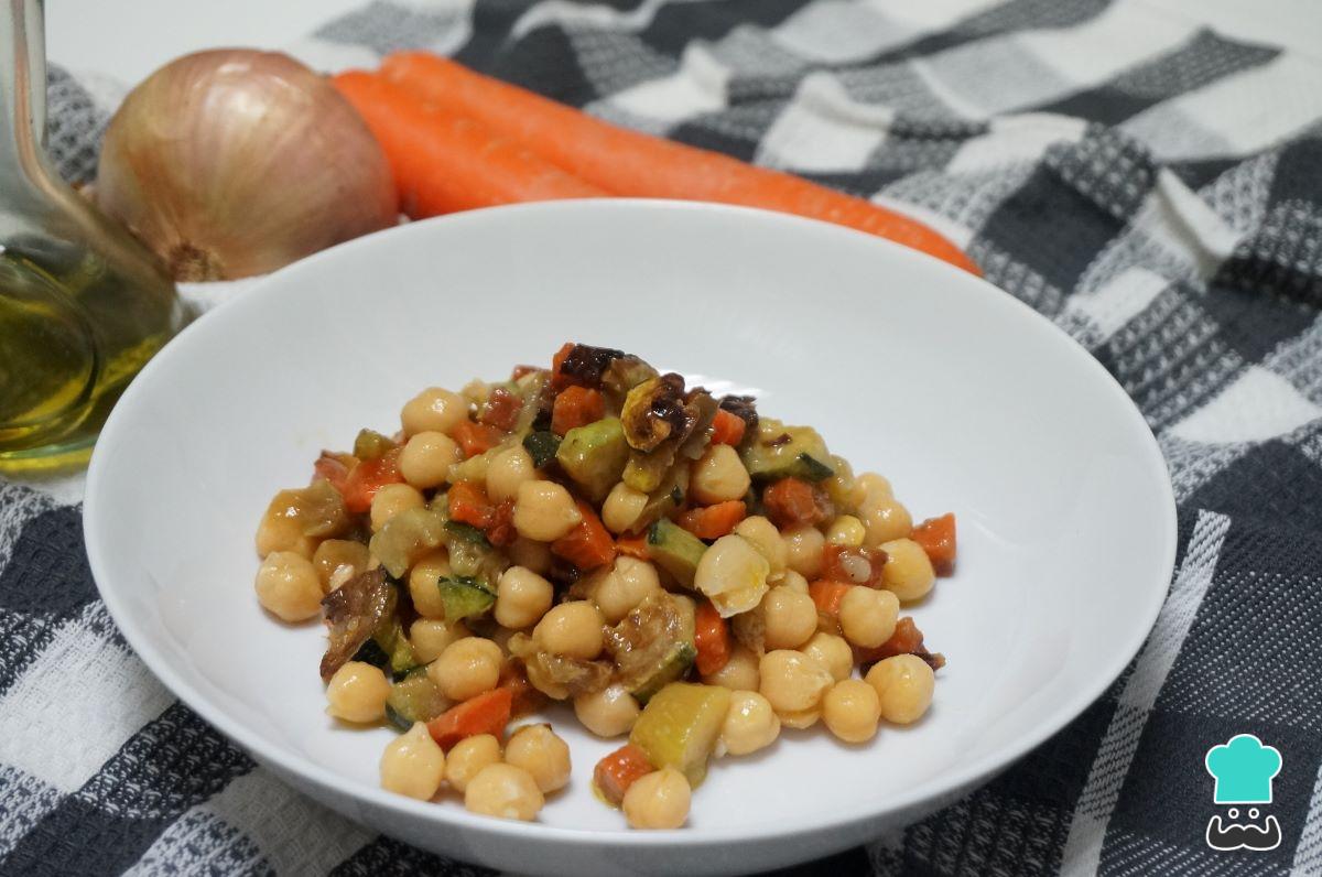 Receta de Garbanzos con verduras y huevo