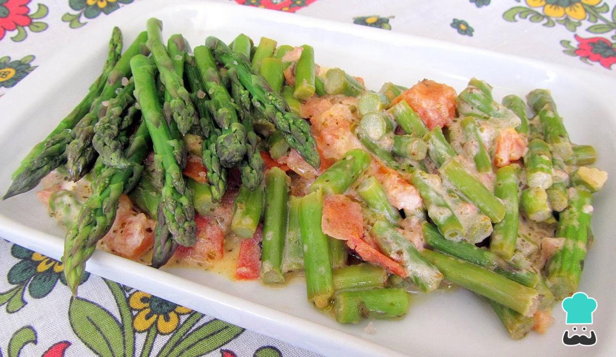 Receta de Espárragos verdes con tomate