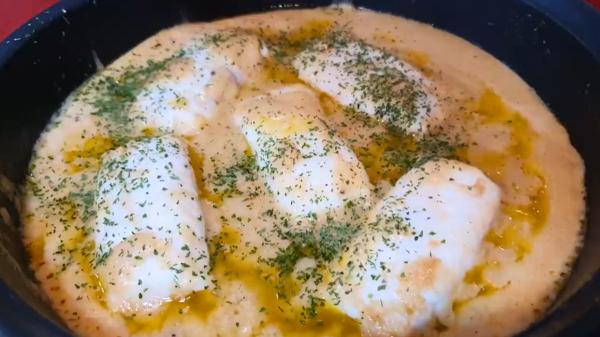 Alfonsa, abuela cocinera: “Para que la merluza en salsa quede más sabrosa, el truco es añadir pan frito y 30 g de cacahuetes” - Una receta de toda la vida: merluza en salsa como las de antes