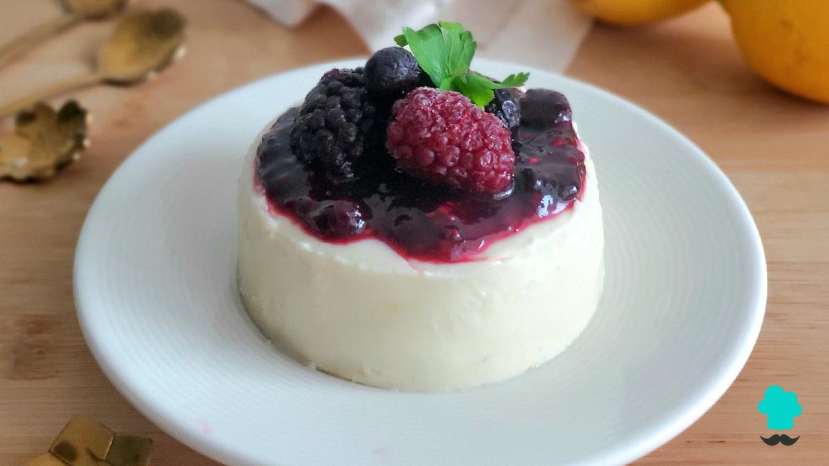 Receta de Panna cotta de limón con frutos rojos: un postre frío, cremoso y muy fácil de hacer