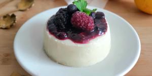 Receta de Panna cotta de limón con frutos rojos: un postre frío, cremoso y muy fácil de hacer