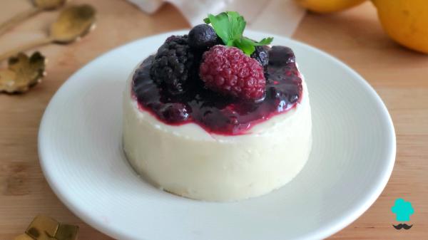 Receta de Panna cotta de limón con frutos rojos: un postre frío, cremoso y muy fácil de hacer