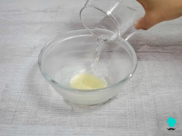Receta de Panna cotta de limón con frutos rojos: un postre frío, cremoso y muy fácil de hacer - Paso 1