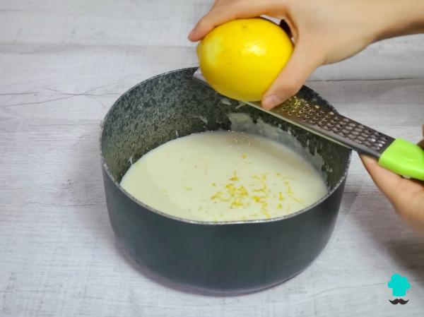 Receta de Panna cotta de limón con frutos rojos: un postre frío, cremoso y muy fácil de hacer - Paso 5