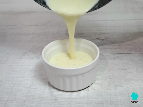 Receta de Panna cotta de limón con frutos rojos: un postre frío, cremoso y muy fácil de hacer - Paso 6