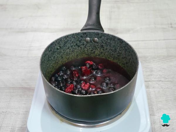 Receta de Panna cotta de limón con frutos rojos: un postre frío, cremoso y muy fácil de hacer - Paso 7
