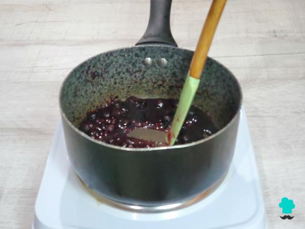 Receta de Panna cotta de limón con frutos rojos: un postre frío, cremoso y muy fácil de hacer - Paso 8
