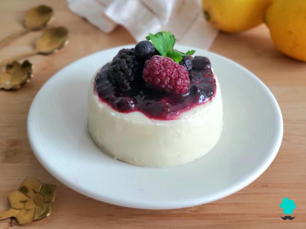 Receta de Panna cotta de limón con frutos rojos: un postre frío, cremoso y muy fácil de hacer - Paso 9