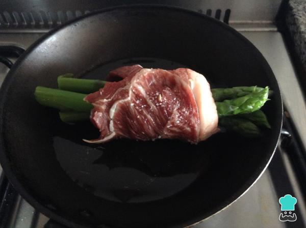 Receta de Bife de chorizo relleno de espárragos. - Paso 5