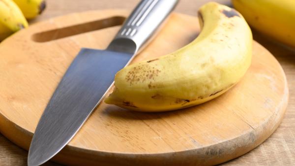 José Luis Caro, frutero: “Para que los plátanos no se pongan negros enseguida, no uses el frutero; mejor un táper en la nevera” - El truco del táper para que los plátanos duren hasta 7 u 8 días