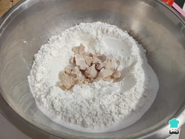 Receta de Pan amasado con levadura fresca - Paso 1
