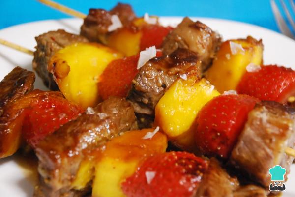 Receta de Brochetas de solomillo con fresa y mango