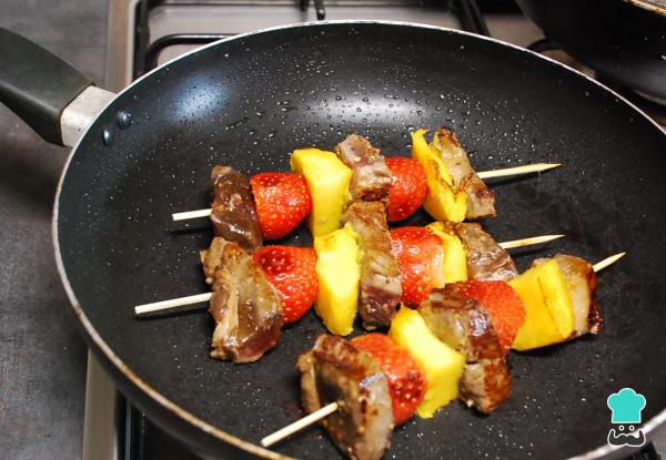 Receta de Brochetas de solomillo con fresa y mango - Paso 5