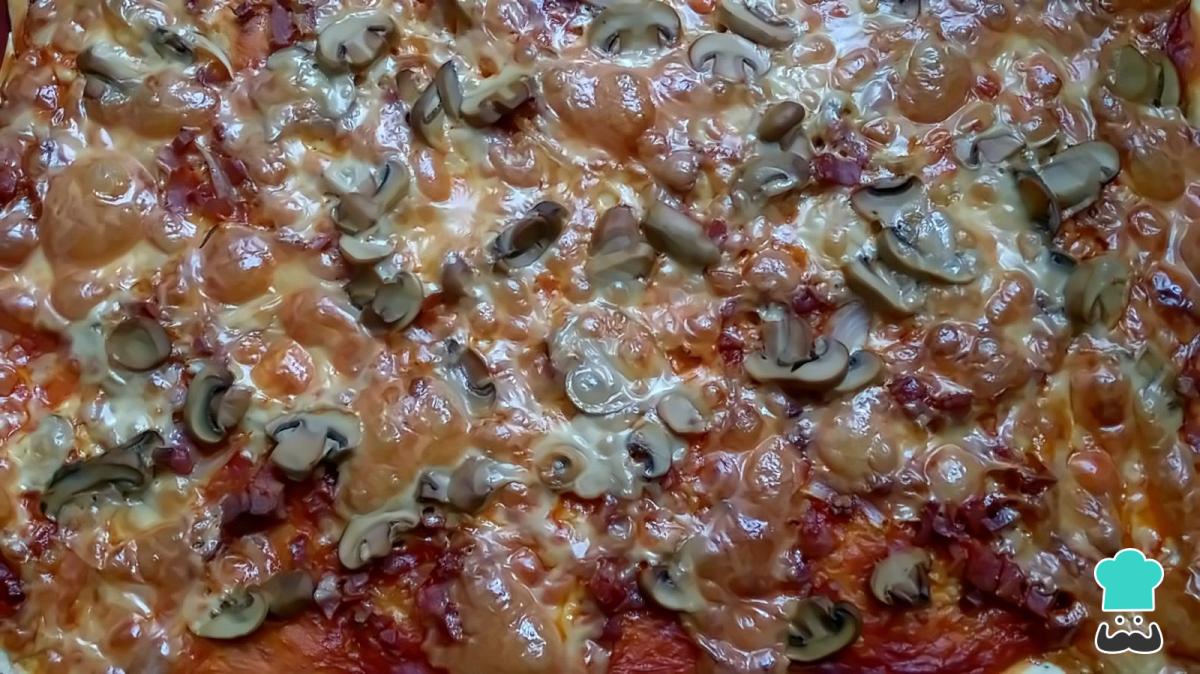 Receta de Pizza de jamón serrano y champiñones