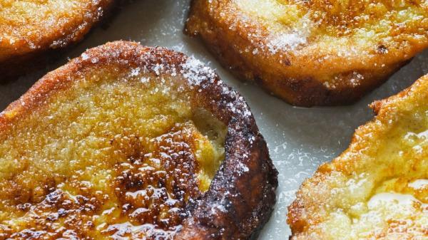 El mejor pan para hacer torrijas perfectas en Semana Santa, según panaderos y la OCU - Del aprovechamiento al fenómeno gastronómico: el origen de las torrijas