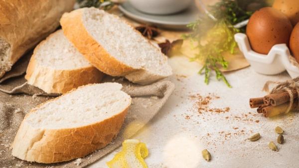 El mejor pan para hacer torrijas perfectas en Semana Santa, según panaderos y la OCU - Pan tradicional: barra y candeal, los favoritos de siempre