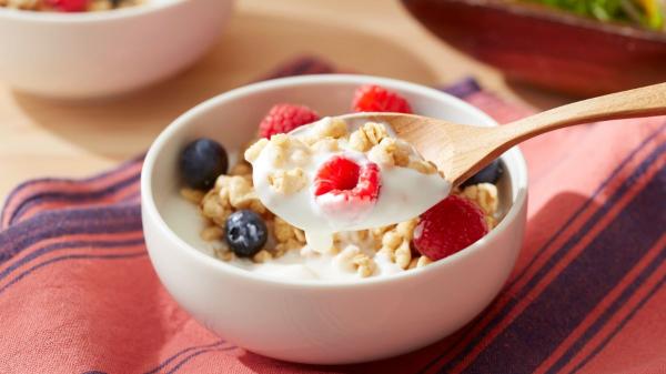 Tres frutas que potencian el efecto del kéfir para mejorar la digestión y reducir la hinchazón - Frutos rojos: antioxidantes que protegen el intestino