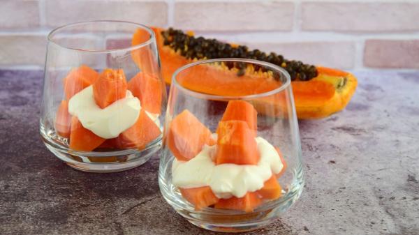 Tres frutas que potencian el efecto del kéfir para mejorar la digestión y reducir la hinchazón - Papaya: enzimas digestivas que mejoran la salud intestinal