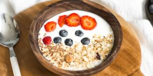 Tres frutas que potencian el efecto del kéfir para mejorar la digestión y reducir la hinchazón