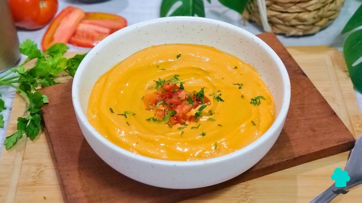 Receta de Salmorejo con aguacate y huevo duro: más cremoso, saciante y perfecto para el verano