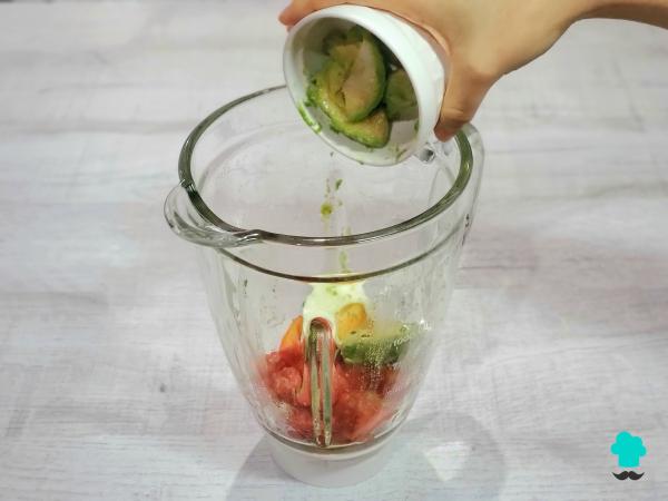 Receta de Salmorejo con aguacate y huevo duro: más cremoso, saciante y perfecto para el verano - Paso 4