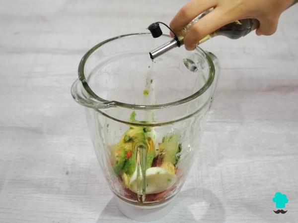 Receta de Salmorejo con aguacate y huevo duro: más cremoso, saciante y perfecto para el verano - Paso 5