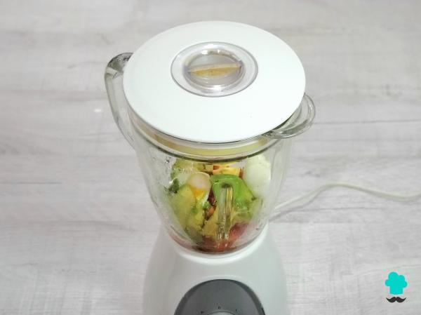Receta de Salmorejo con aguacate y huevo duro: más cremoso, saciante y perfecto para el verano - Paso 6